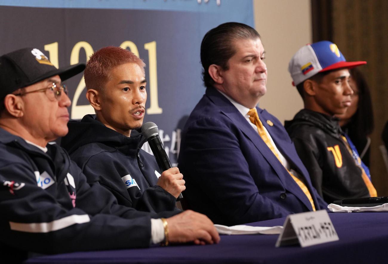 公式会見に臨む井岡（中央左）とオルドスゴイッティ（右端）（撮影・足立雅史）