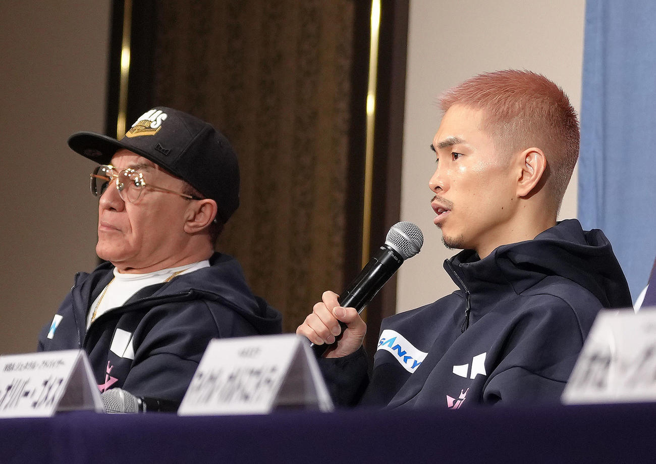 公式会見に臨む井岡（右）とサラストレーナー（撮影・足立雅史）