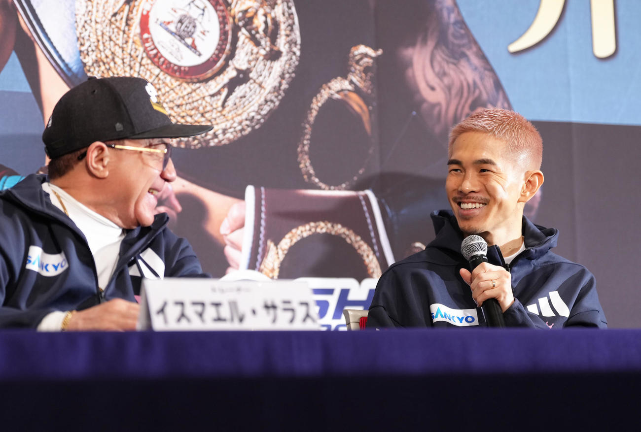 公式会見中、笑顔を見せる井岡（右）とサラストレーナー（撮影・足立雅史）