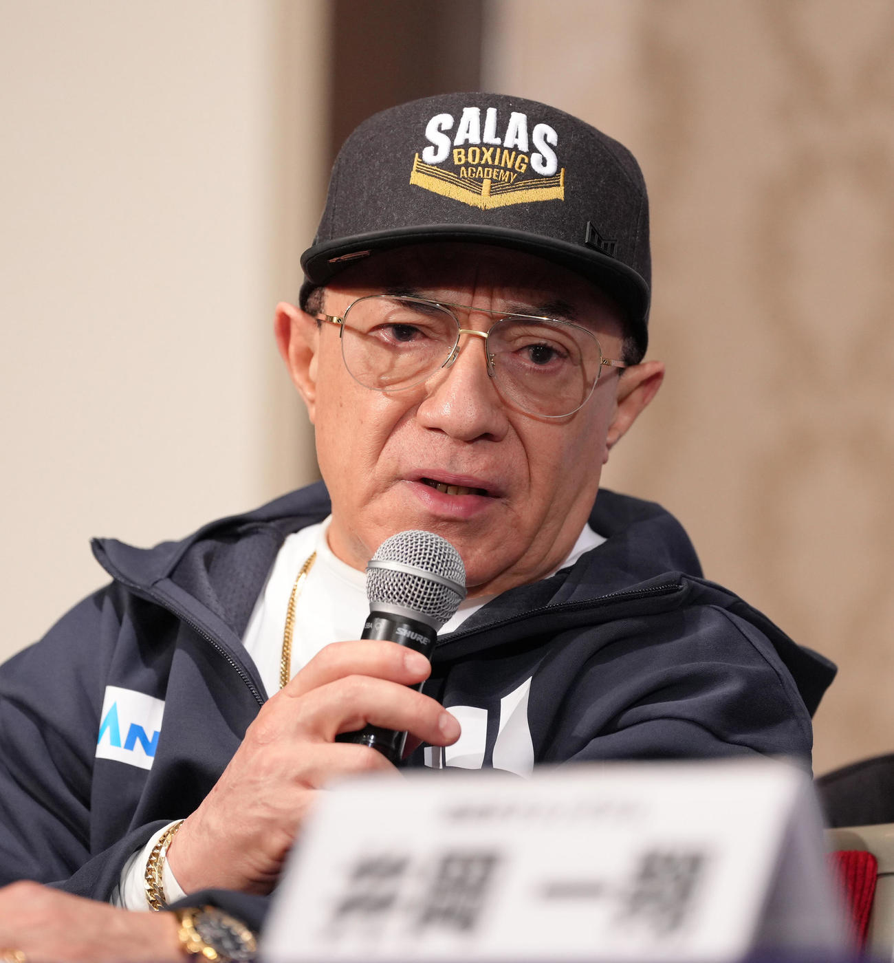 公式会見に臨む井岡のサラストレーナー（撮影・足立雅史）