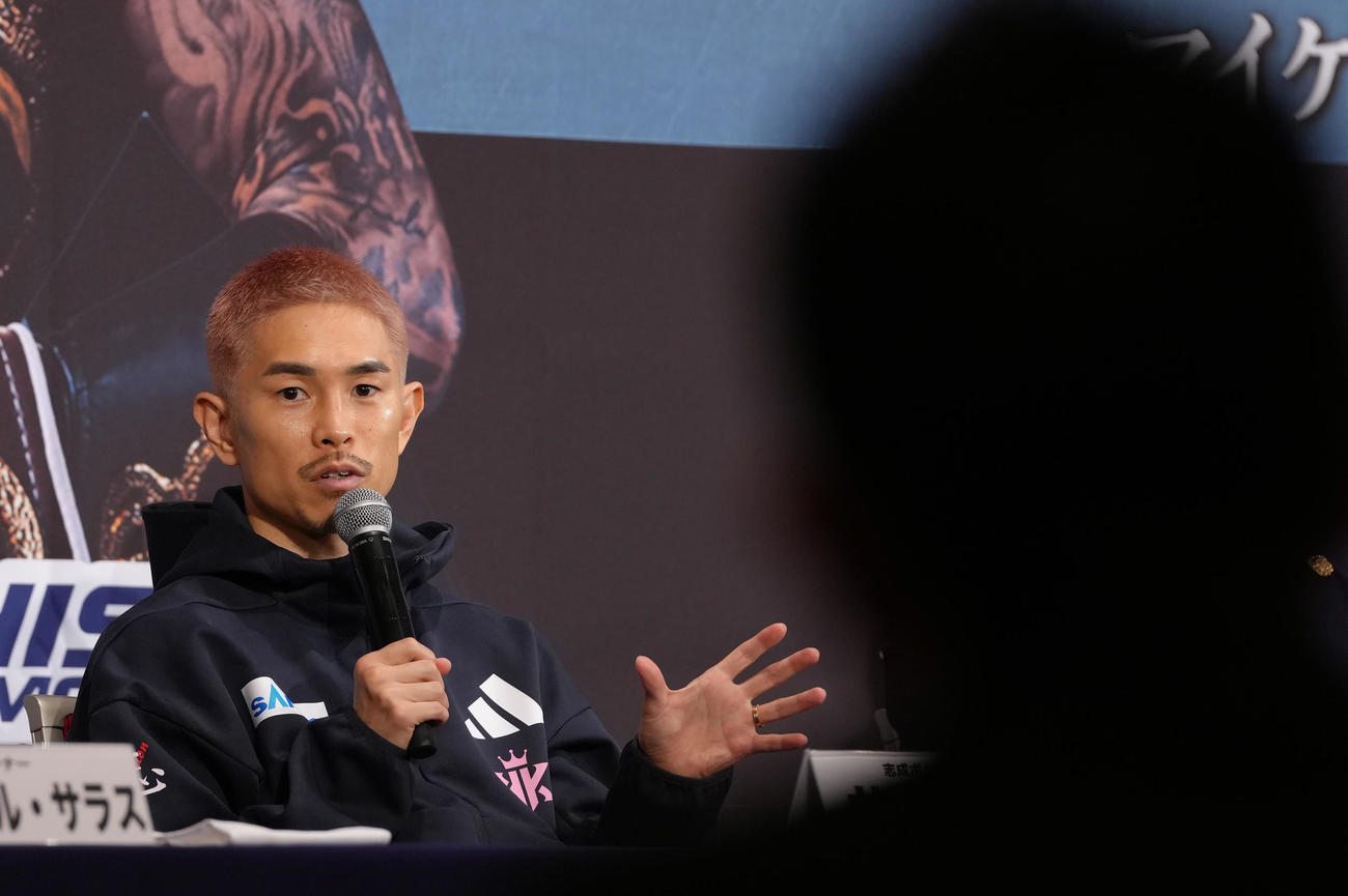 公式会見で記者からの質問に答える井岡（撮影・足立雅史）