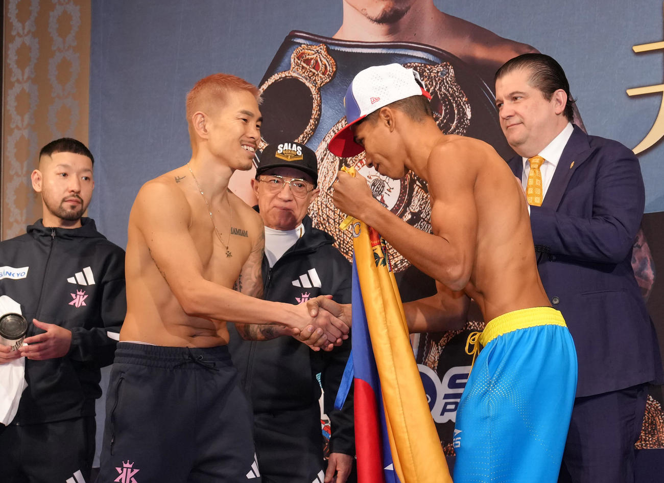 前日計量をパスし、握手を交わす井岡（左）とオルドスゴイッティ（撮影・足立雅史）