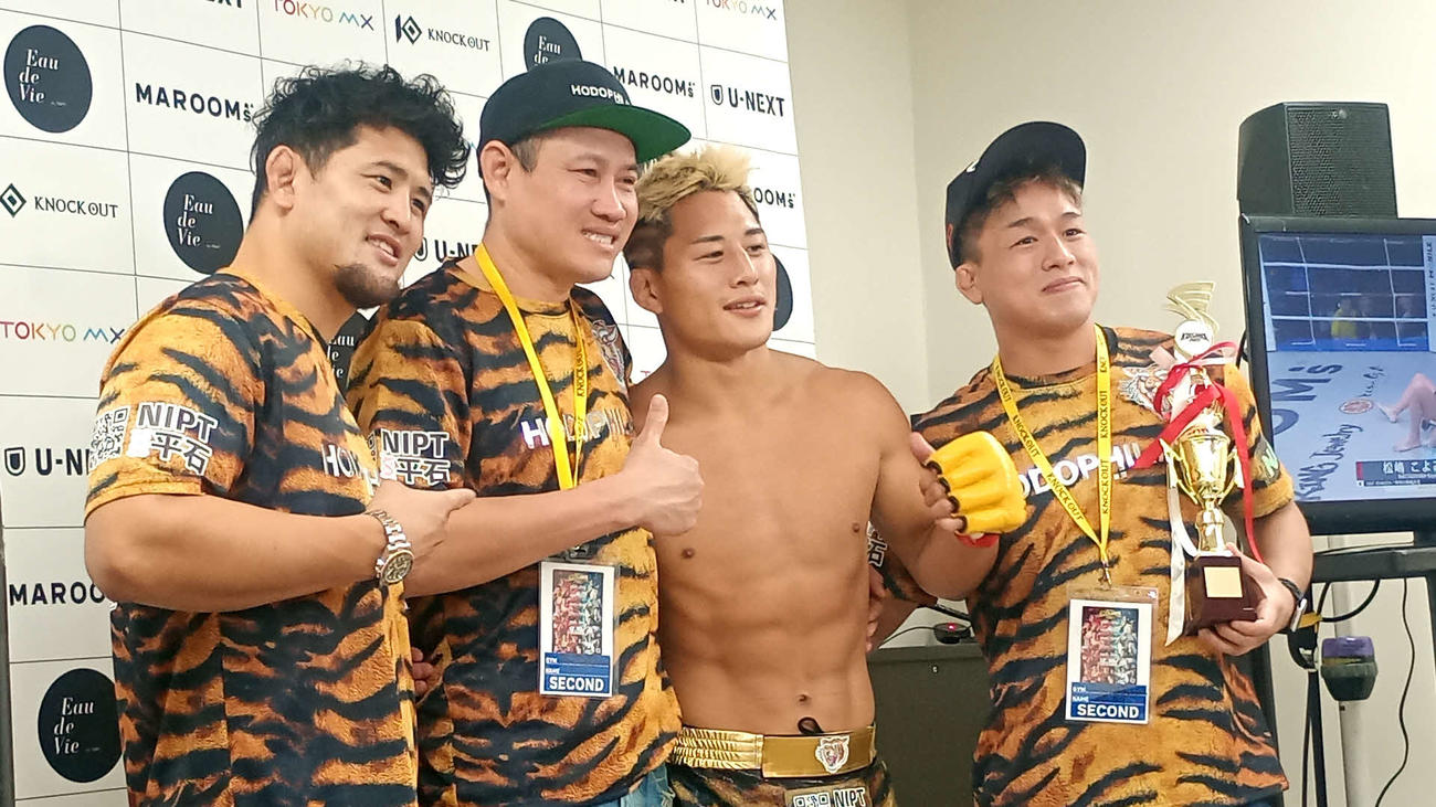 兄のHIROYA（左端）らチームの仲間と勝利を喜ぶ大雅（左から3人目）