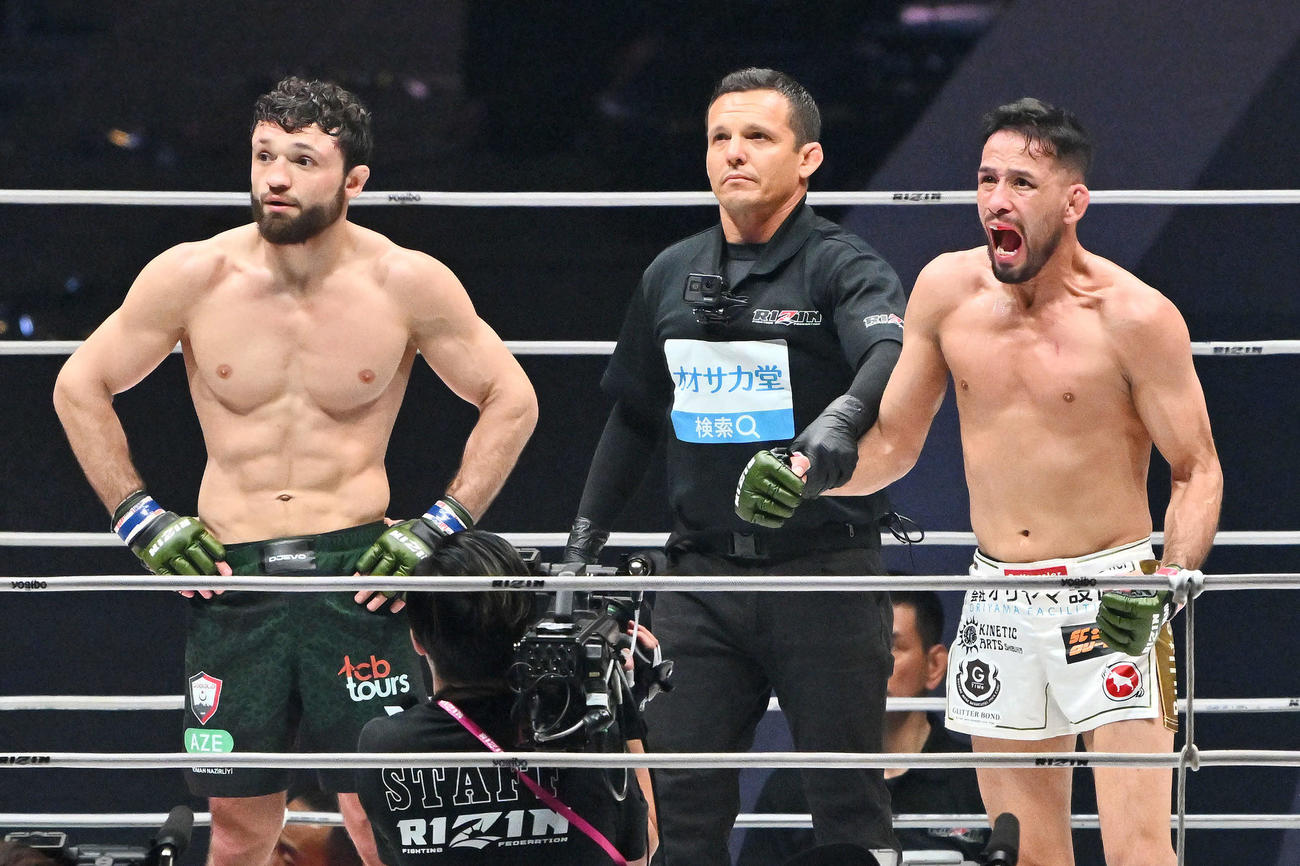 ヴガール・ケラモフ（左）に判定勝ちし雄たけびを上げるクレベル・コイケ（撮影・滝沢徹郎）