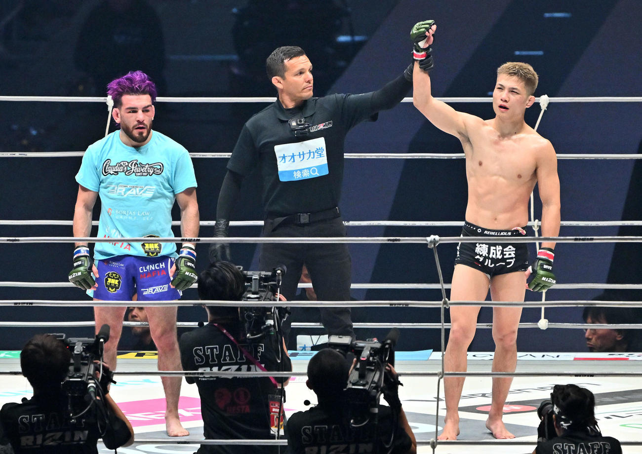 後藤丈治（右）はホセ・トーレスに判定勝ちする（撮影・滝沢徹郎）