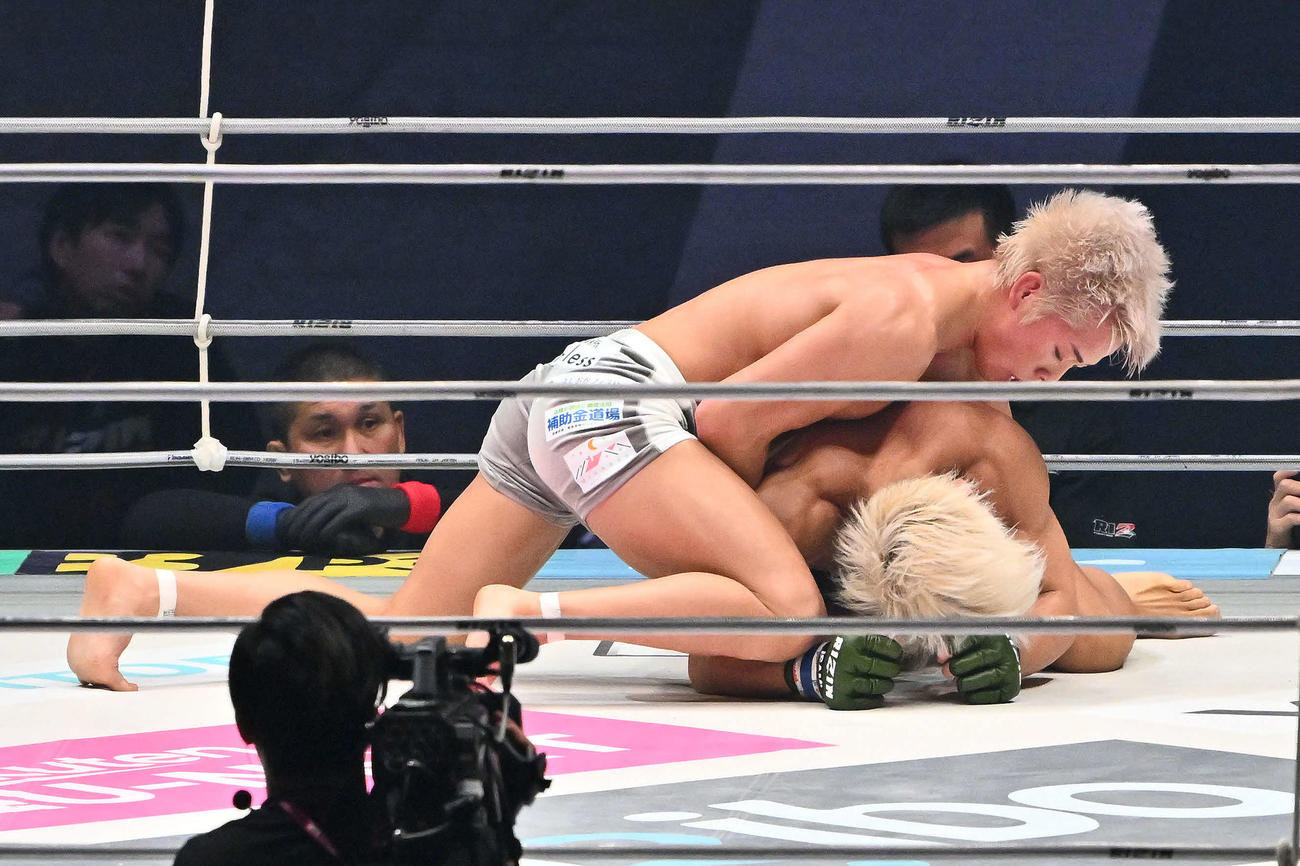 3回、神龍誠（上）はヒロヤに膝蹴りを見舞う（撮影・滝沢徹郎）