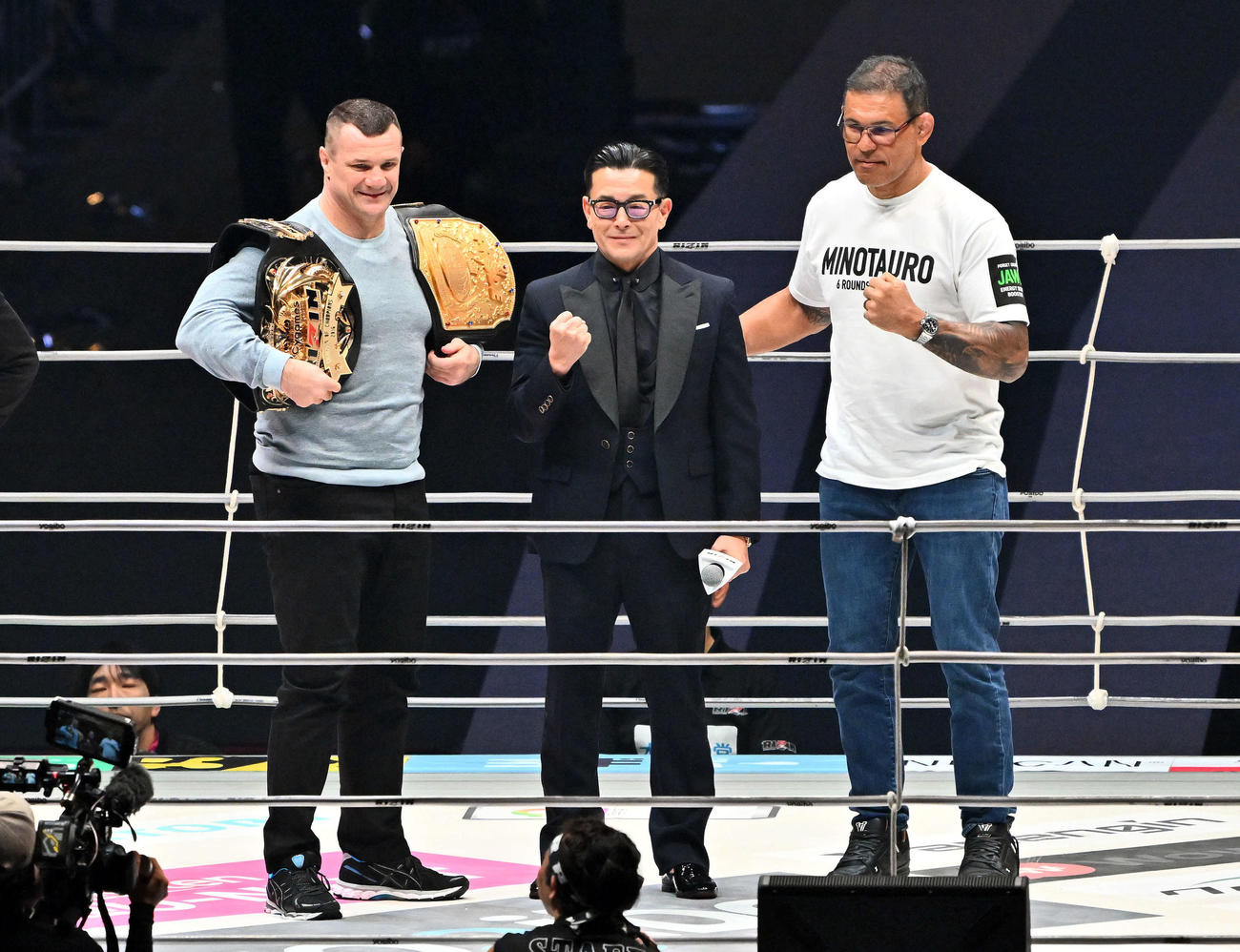 記念撮影する左から、ミルコ・クロコップ氏、榊原信行CEO、アントニオ・ホドリゴ・ノゲイラ氏（撮影・滝沢徹郎）