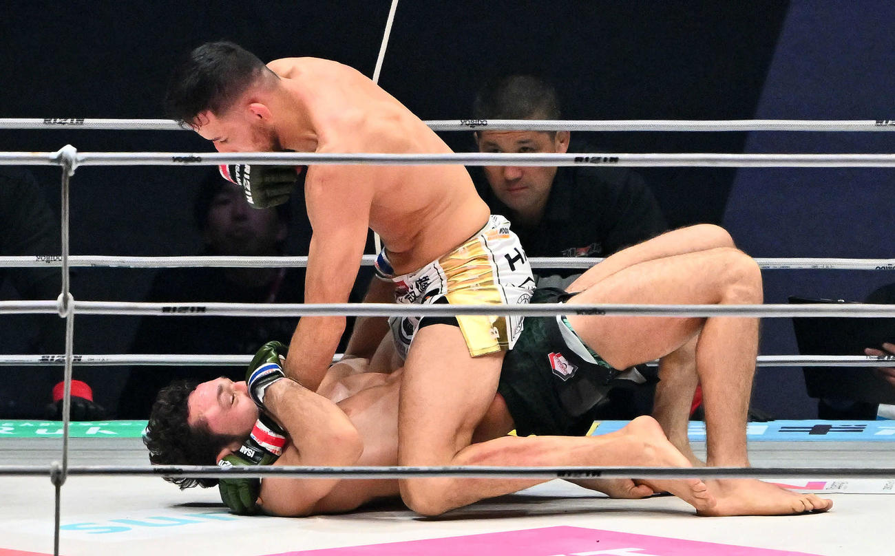 2回、クレベル・コイケ（上）はヴガール・ケラモフにパンチを打ち込む（撮影・滝沢徹郎）