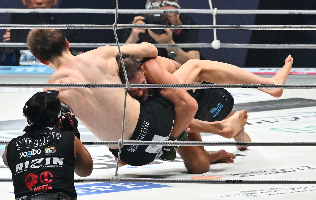 3回、ダニー・サバテロ（右）は井上直樹にタックルを決める（撮影・滝沢徹郎）