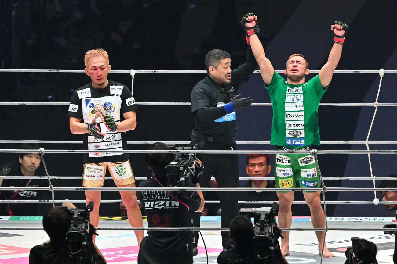 扇久保博正（右）は元谷友貴に判定勝ちする（撮影・滝沢徹郎）