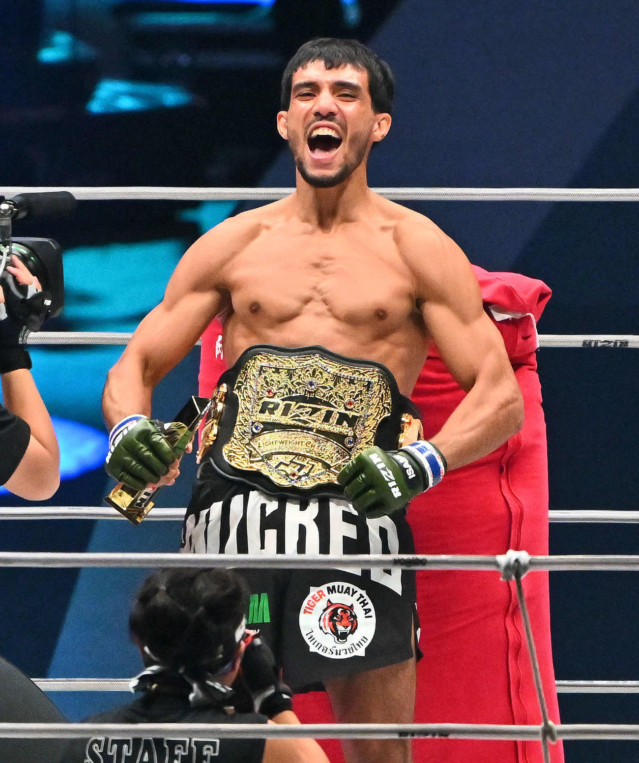 ホベルト・サトシ・ソウザに勝利しライト級新チャンピオンとなったイルホム・ノジモフはベルトを巻いて喜ぶ（撮影・滝沢徹郎）