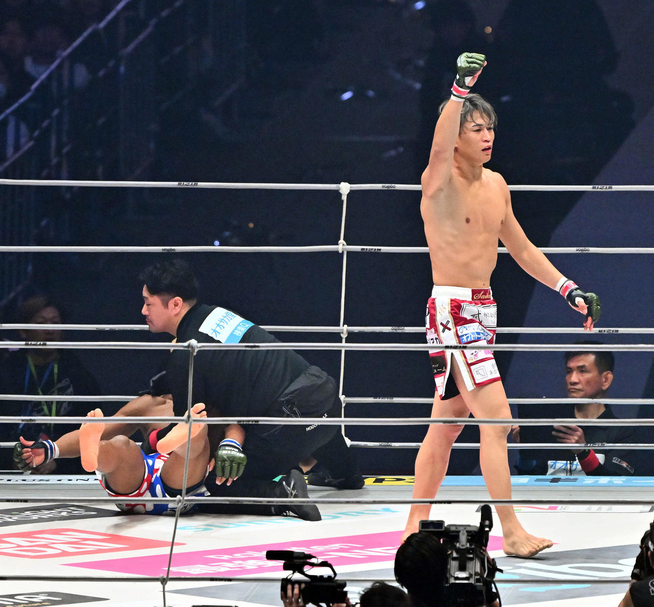 2回、雑賀“ヤン坊”達也（手前）は“ブラックパンサー”ベイノアにKO勝ちする（撮影・滝沢徹郎）