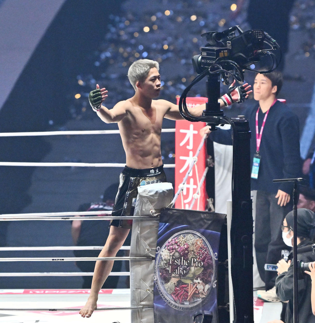 1回、秋元強真は新井すぐるにKO勝ちしファンにアピールする（撮影・滝沢徹郎）