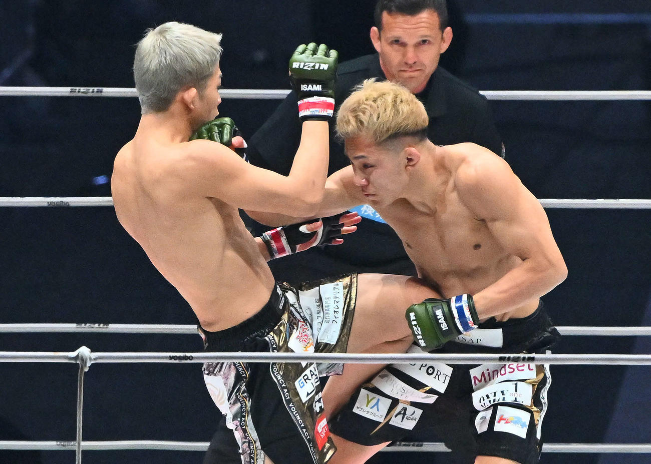 1回、秋元強真（左）は新井すぐるに膝蹴りを見舞いKO勝ちする（撮影・滝沢徹郎）