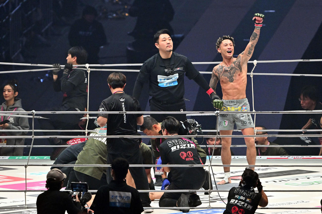 2回、篠塚辰樹（右）は冨沢大智にKO勝ちする（撮影・滝沢徹郎）