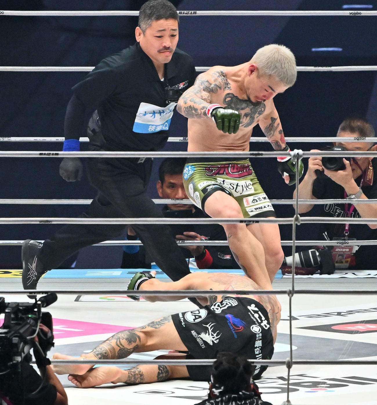 2回、福田龍彌（上）は安藤達也に蹴りを見舞う（撮影・滝沢徹郎）