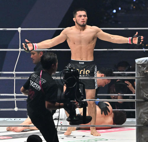 1回、ラジャブアリ・シェイドゥラエフ（手前）は朝倉未来にTKO勝ちする（撮影・滝沢徹郎）