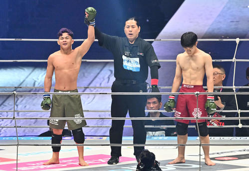 ヤマザト・エンゾ・マサミ（左）は須田雄律に一本勝ちする（撮影・滝沢徹郎）