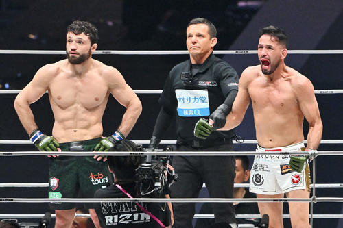 ヴガール・ケラモフ（左）に判定勝ちし雄たけびを上げるクレベル・コイケ（撮影・滝沢徹郎）