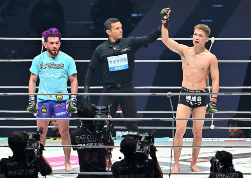 後藤丈治（右）はホセ・トーレスに判定勝ちする（撮影・滝沢徹郎）