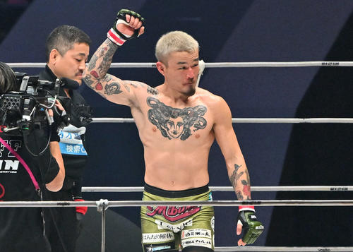 安藤達也に勝利した福田龍彌（撮影・滝沢徹郎）