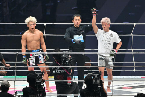神龍誠（右）はヒロヤに判定勝ちする（撮影・滝沢徹郎）