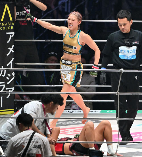 2回、RENA（手前）に一本勝ちし喜ぶ伊沢星花（撮影・滝沢徹郎）