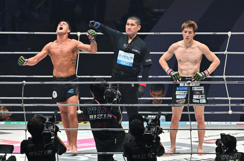 ダニー・サバテロ（左）は井上直樹に判定勝ちし雄たけびを上げる（撮影・滝沢徹郎）