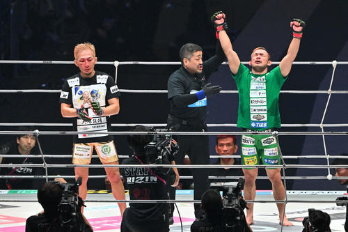 扇久保博正（右）は元谷友貴に判定勝ちする（撮影・滝沢徹郎）