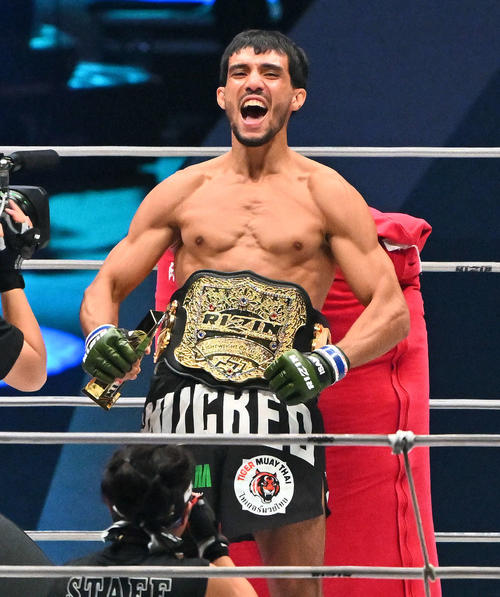 ホベルト・サトシ・ソウザに勝利しライト級新チャンピオンとなったイルホム・ノジモフはベルトを巻いて喜ぶ（撮影・滝沢徹郎）