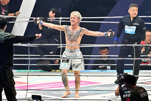 ジョリーは芦沢竜誠に一本勝ちし喜ぶ（撮影・滝沢徹郎）