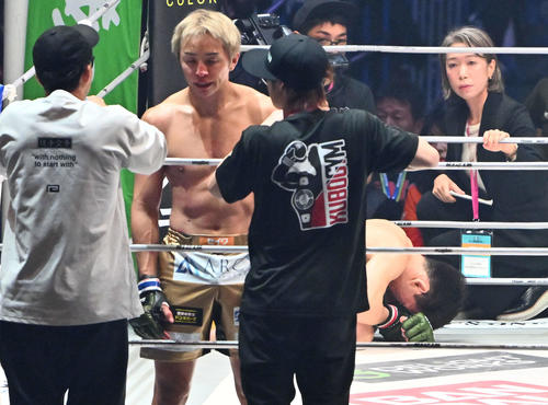 1回、アクシデントでノーコンテストとなり肩を落とす久保優太（手前）とカルシャガ・ダウトベック（撮影・滝沢徹郎）