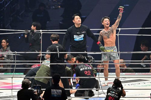 2回、篠塚辰樹（右）は冨沢大智にKO勝ちする（撮影・滝沢徹郎）