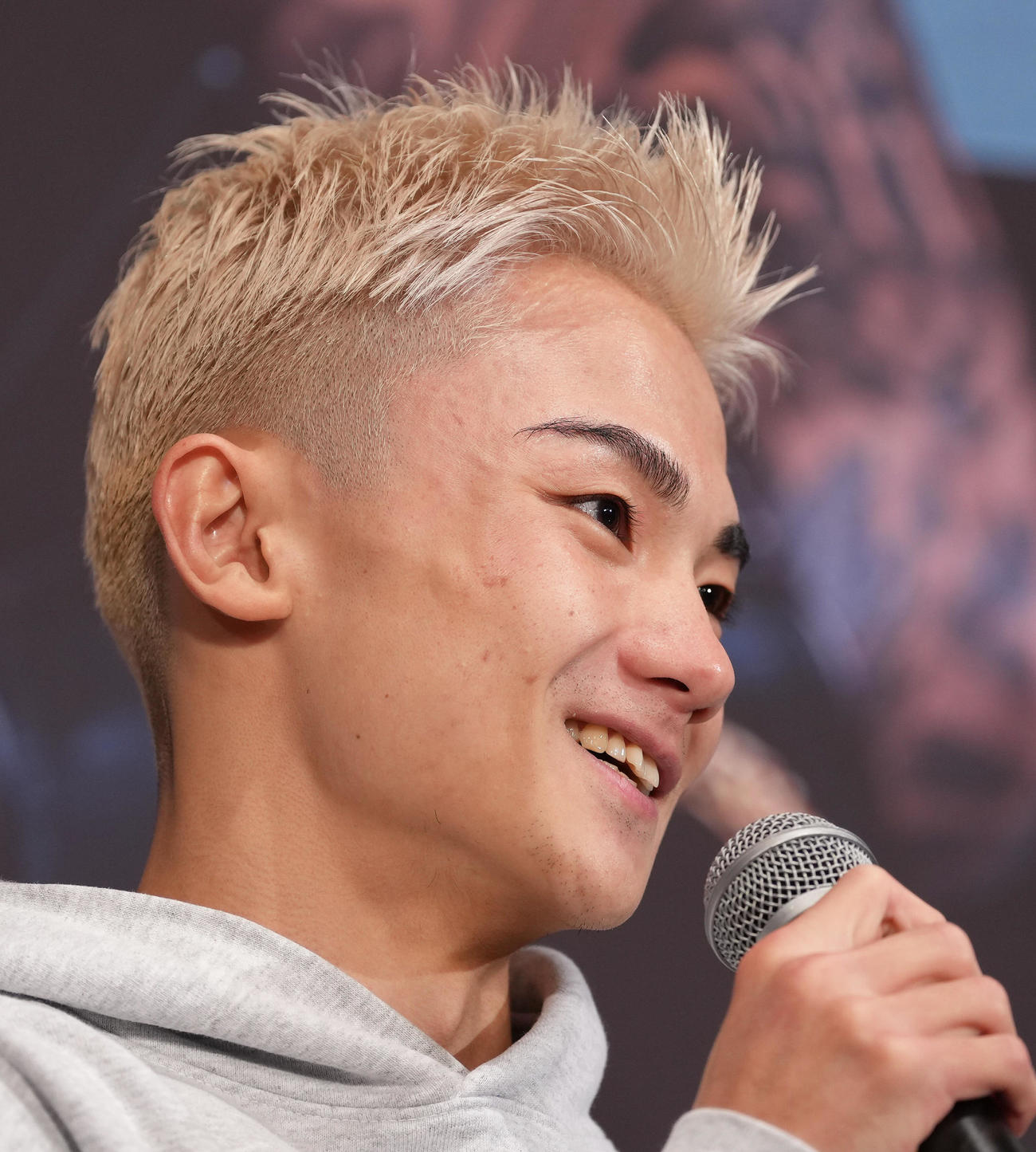 シルバーに染めた髪で公式会見に臨む吉良（撮影・足立雅史）