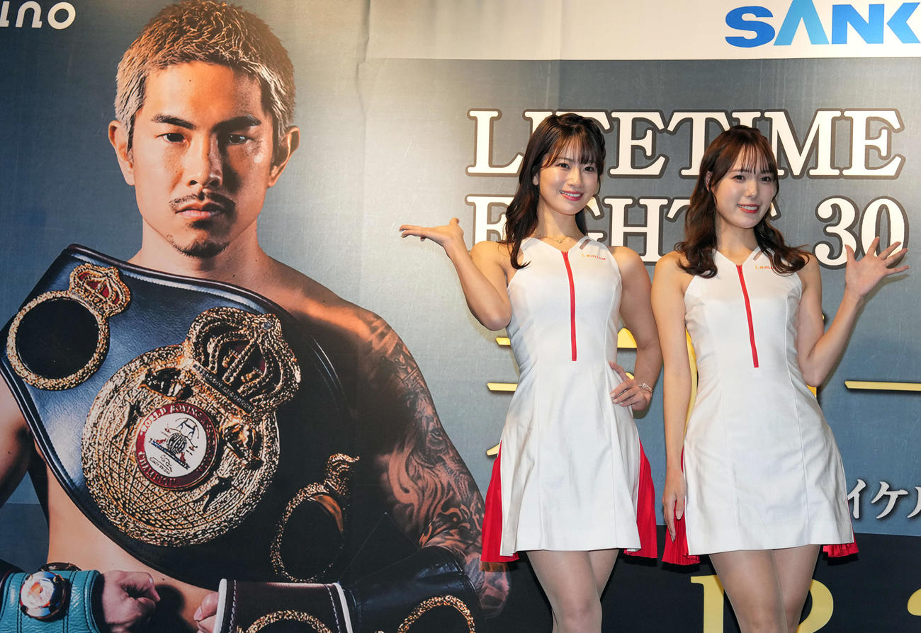 ラウンドガールを務める、さかいゆりや（左）と前田星奈（撮影・たえ見朱実）
