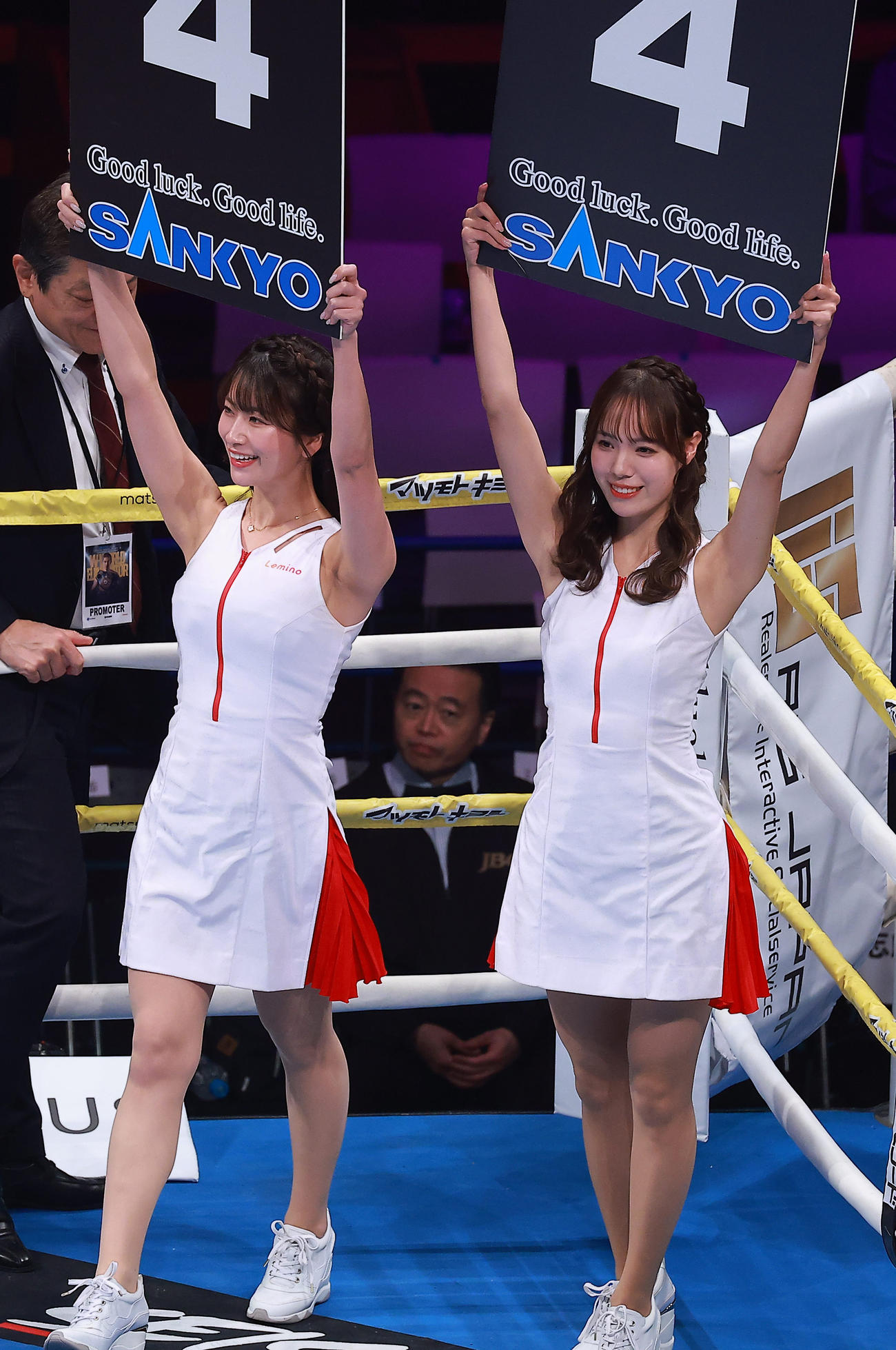 試合に花を添えるラウンドガールたち（撮影・中島郁夫）