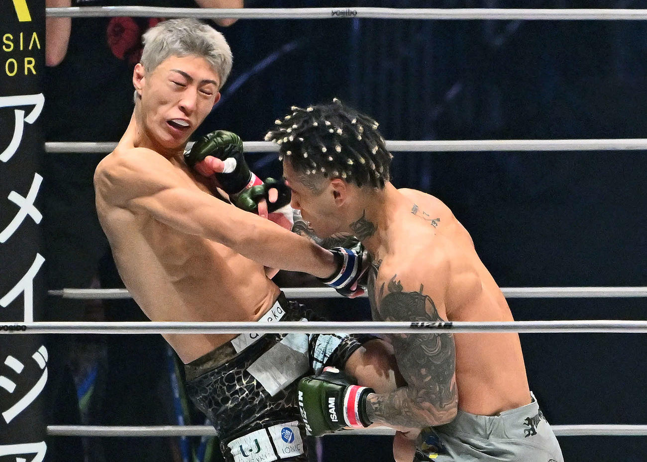 1回、篠塚辰樹（右）は冨沢大智にパンチを打ち込む（撮影・滝沢徹郎）