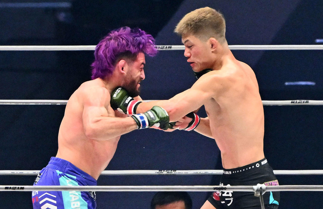 3回、後藤丈治（右）はホセ・トーレスにパンチを打ち込む（撮影・滝沢徹郎）