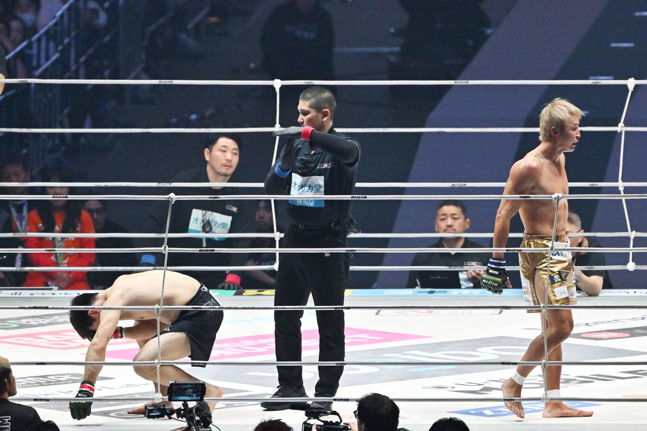 1回、久保優太（右）の指が目に入り厳しい表情のカルシャガ・ダウトベック（撮影・滝沢徹郎）
