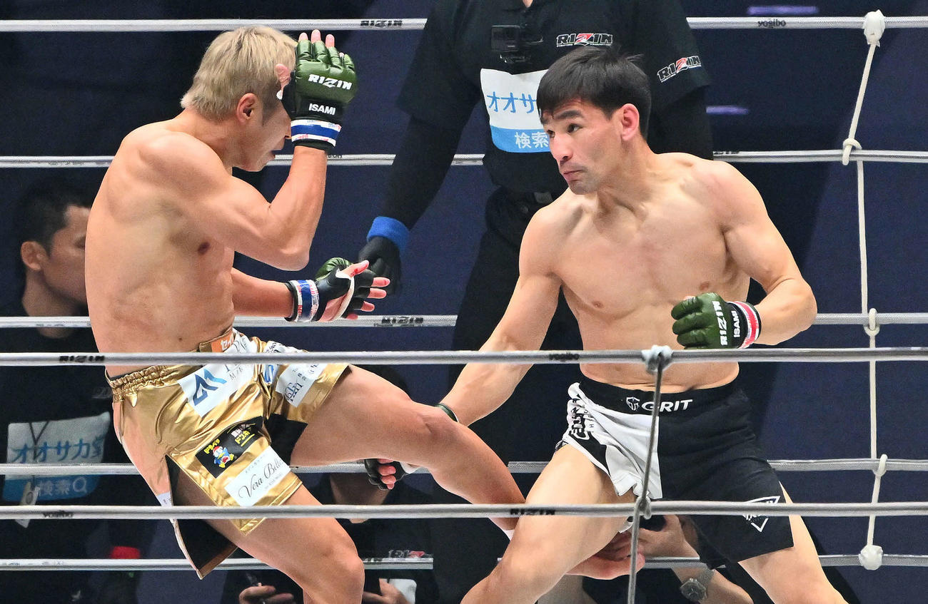 1回、対戦する久保優太（左）とカルシャガ・ダウトベック（撮影・滝沢徹郎）