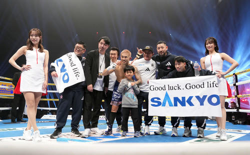 オルドスゴイッティに勝利し笑顔で記念撮影に納まる井岡一翔陣営（撮影・たえ見朱実）