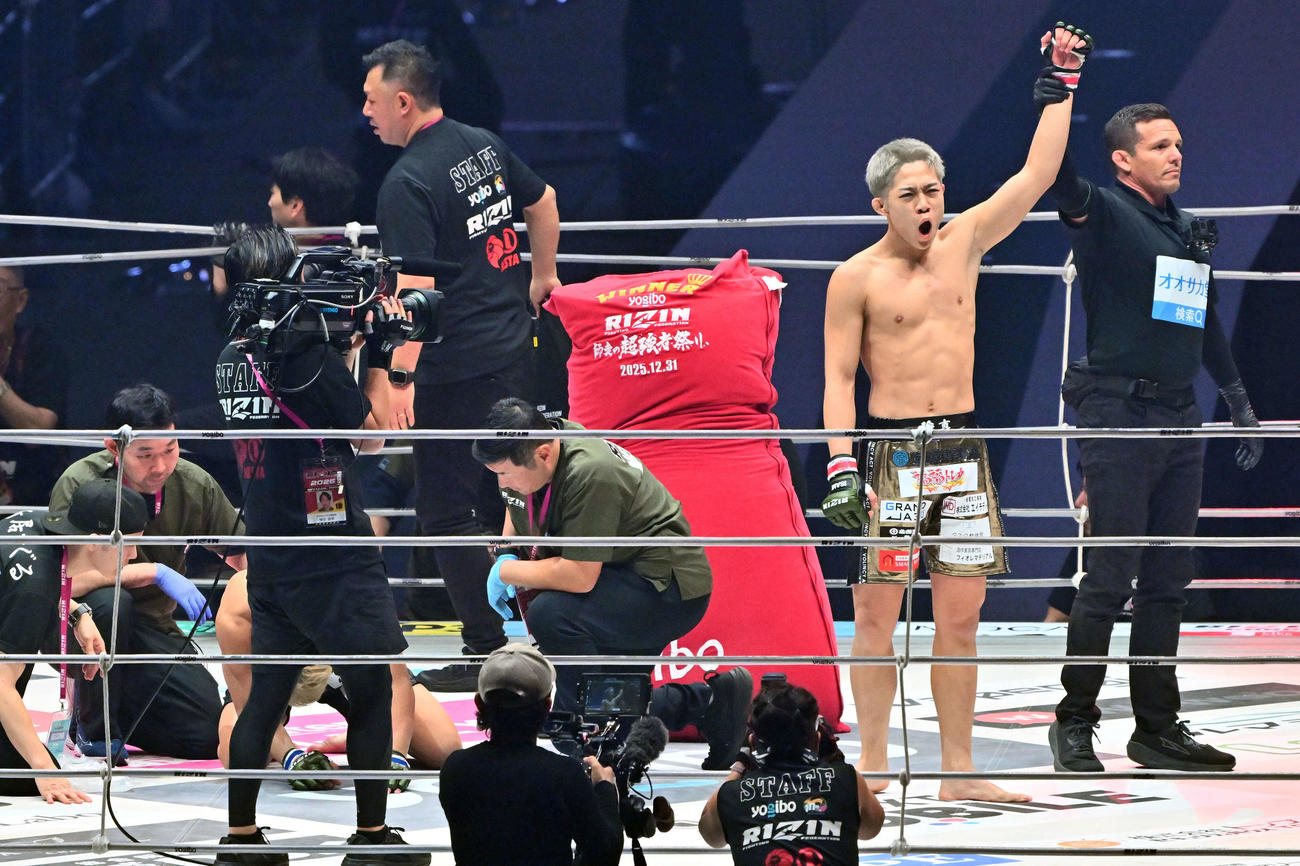 １回、秋元強真（右）は新井すぐるにKO勝ちする（撮影・滝沢徹郎）