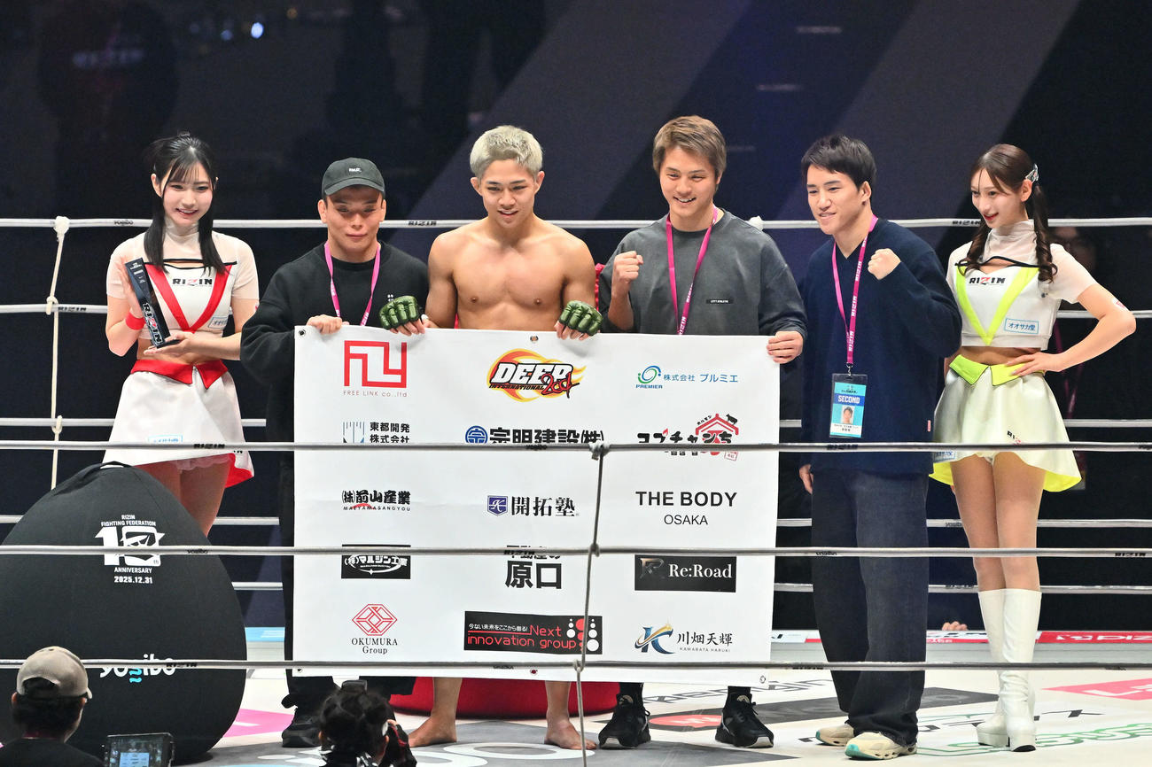 秋元強真（左から3人目）は新井すぐるに勝利し記念撮影する。左から5人目は朝倉海（撮影・滝沢徹郎）