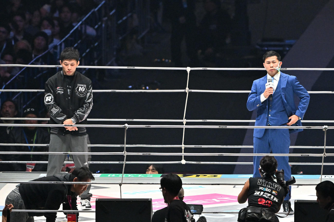 試合が中止となりあいさつするYA－MAN（右）と斎藤裕（撮影・滝沢徹郎）