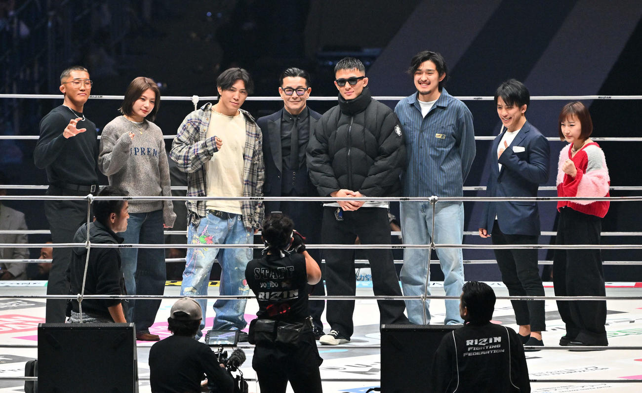 記念撮影するケイト・ロータス（左から2人目）ら（撮影・滝沢徹郎）