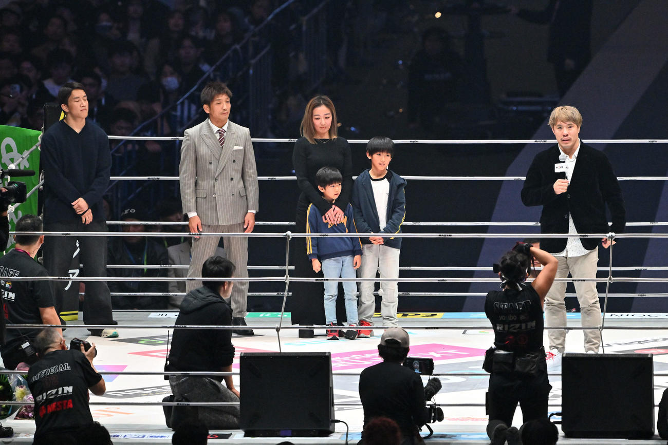 引退する金原正徳（右）はあいさつする（撮影・滝沢徹郎）