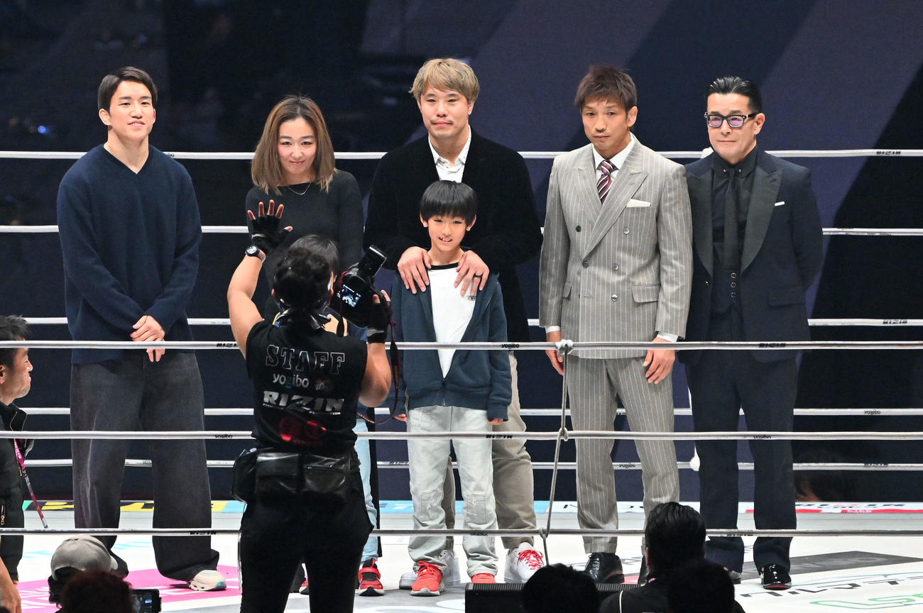引退する金原正徳（中央）は朝倉海（左）、所英男（左から4人目）らと記念撮影する（撮影・滝沢徹郎）