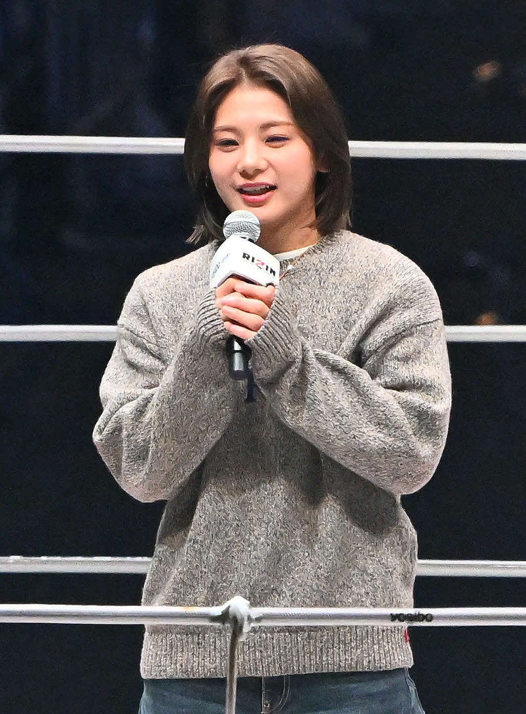 あいさつするケイト・ロータス（撮影・滝沢徹郎）