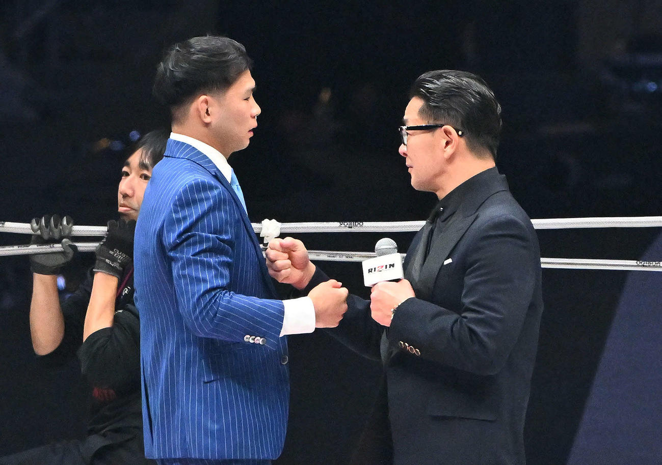 あいさつを終えたYA－MAN（左）は榊原信行CEOから激励される（撮影・滝沢徹郎）