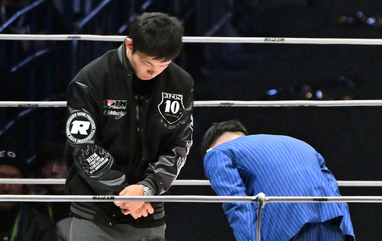 試合が中止となりYA－MAN（右）から謝罪される斎藤裕（撮影・滝沢徹郎）